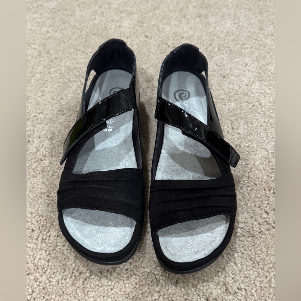 NWT Naot Papaki Black Patent and Black Velvet Nubuck Sandals